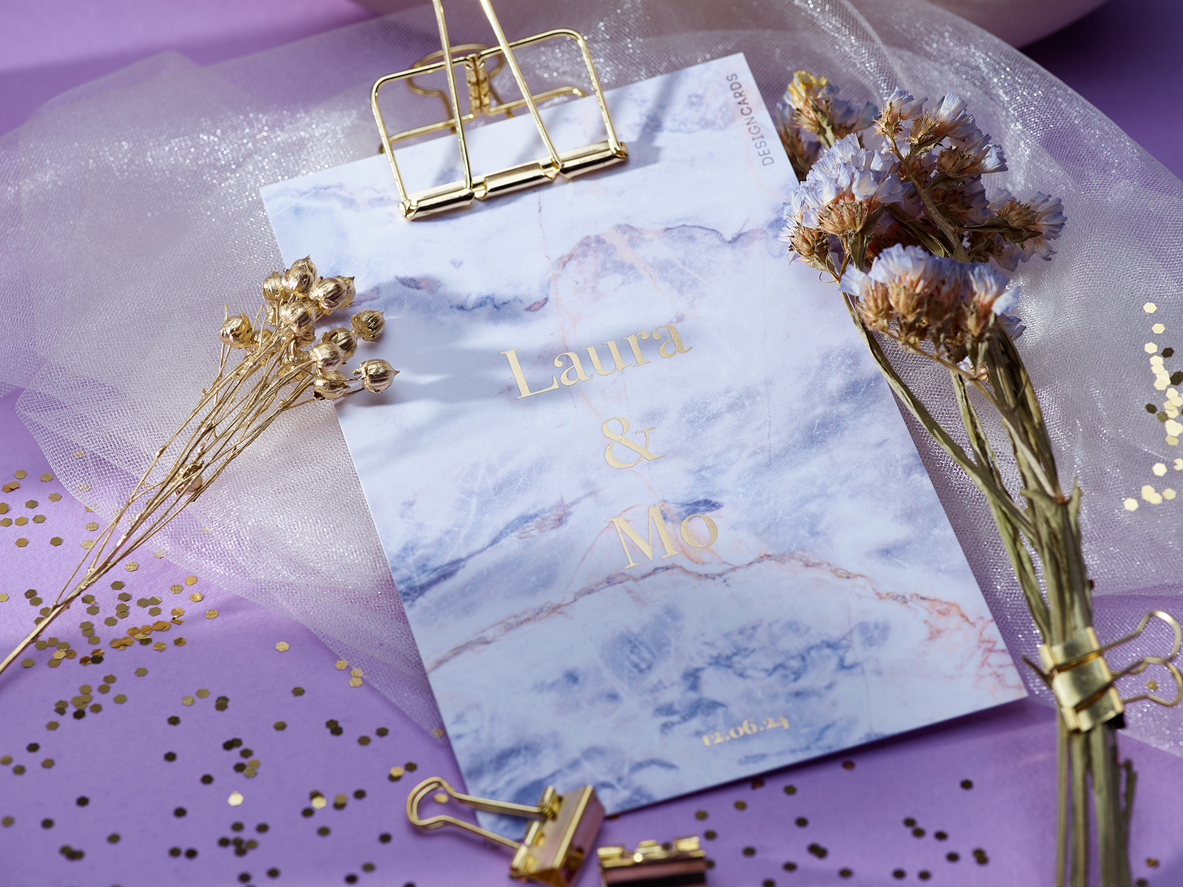 stalen pakket trouwkaart lila marmer met goudfolie