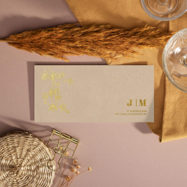 botanische trouwkaart met illustratie van een magnolia tak op eco strovezel papier met glanzende goudfolie