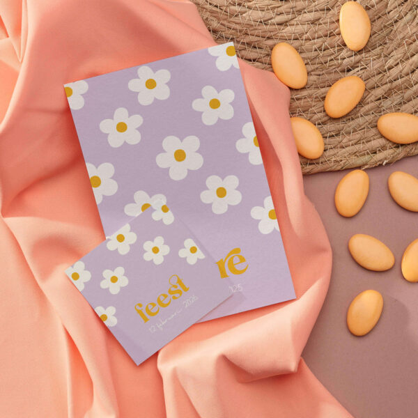 voorzijde babyborrelkaartje daisy love met kleurrijke bloemen en tekst