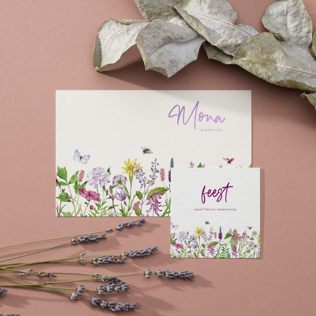 voorzijde babyborrelkaartje field of lilac met geschilderde veldbloemen en tekst in paars