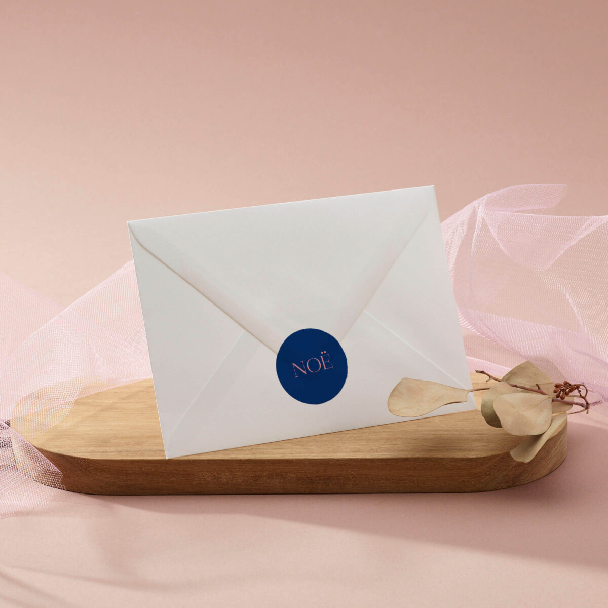ronde sticker pink en blue met kleurrijke achtergrond en contrasterende naam op envelop