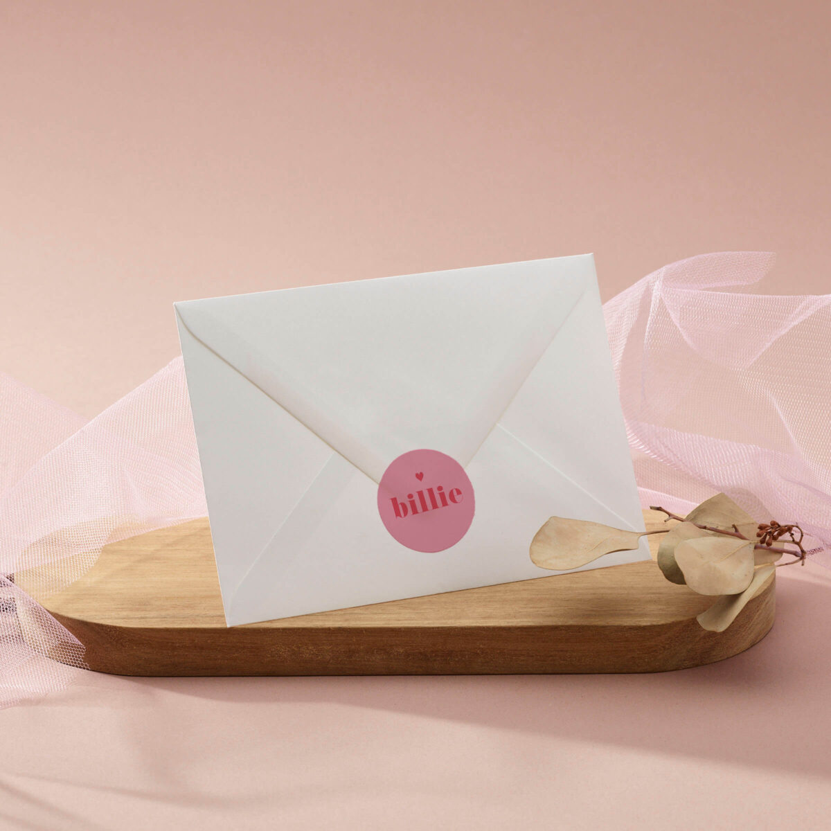 ronde sticker shades of pink met kleurrijke achtergrond en contrasterende naam met hartje op envelop