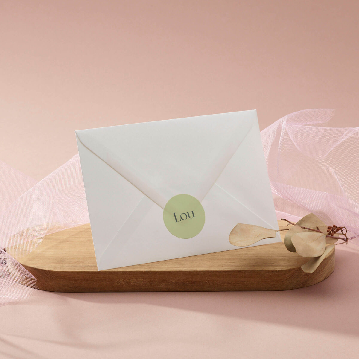 ronde sticker color blossom met kleurrijke achtergrond en naam in contrasterende kleur op envelop