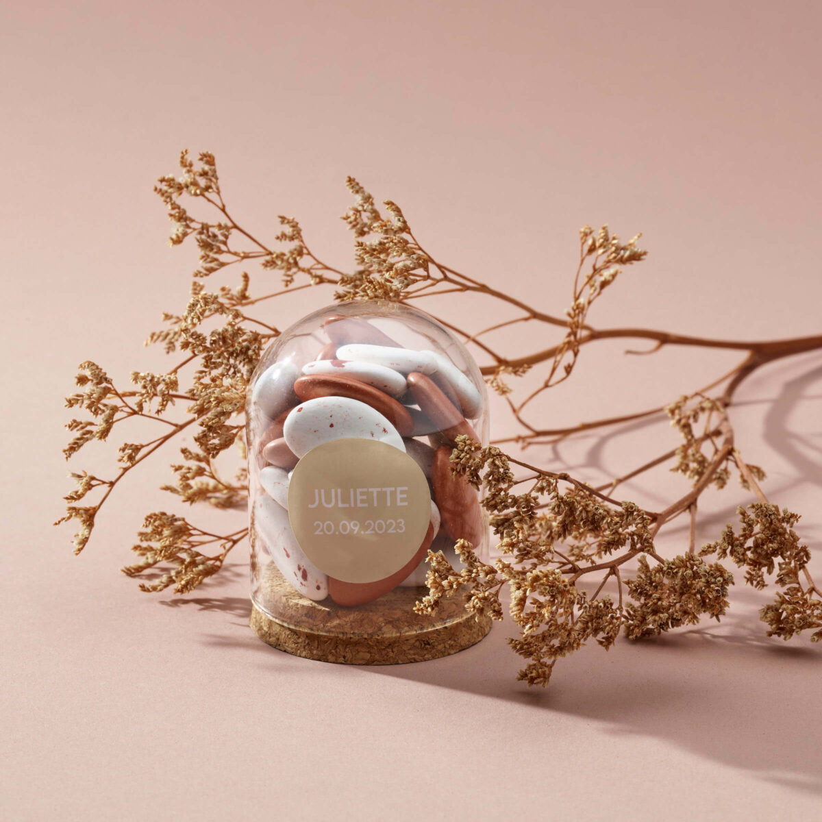 ronde sticker cotton flowers met warme kleur en naam in wit op glazen globe