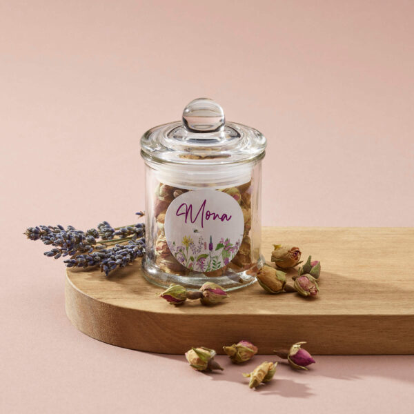 ronde sticker field of lilac met geschilderde veldbloemen en naam in paars op glazen potje