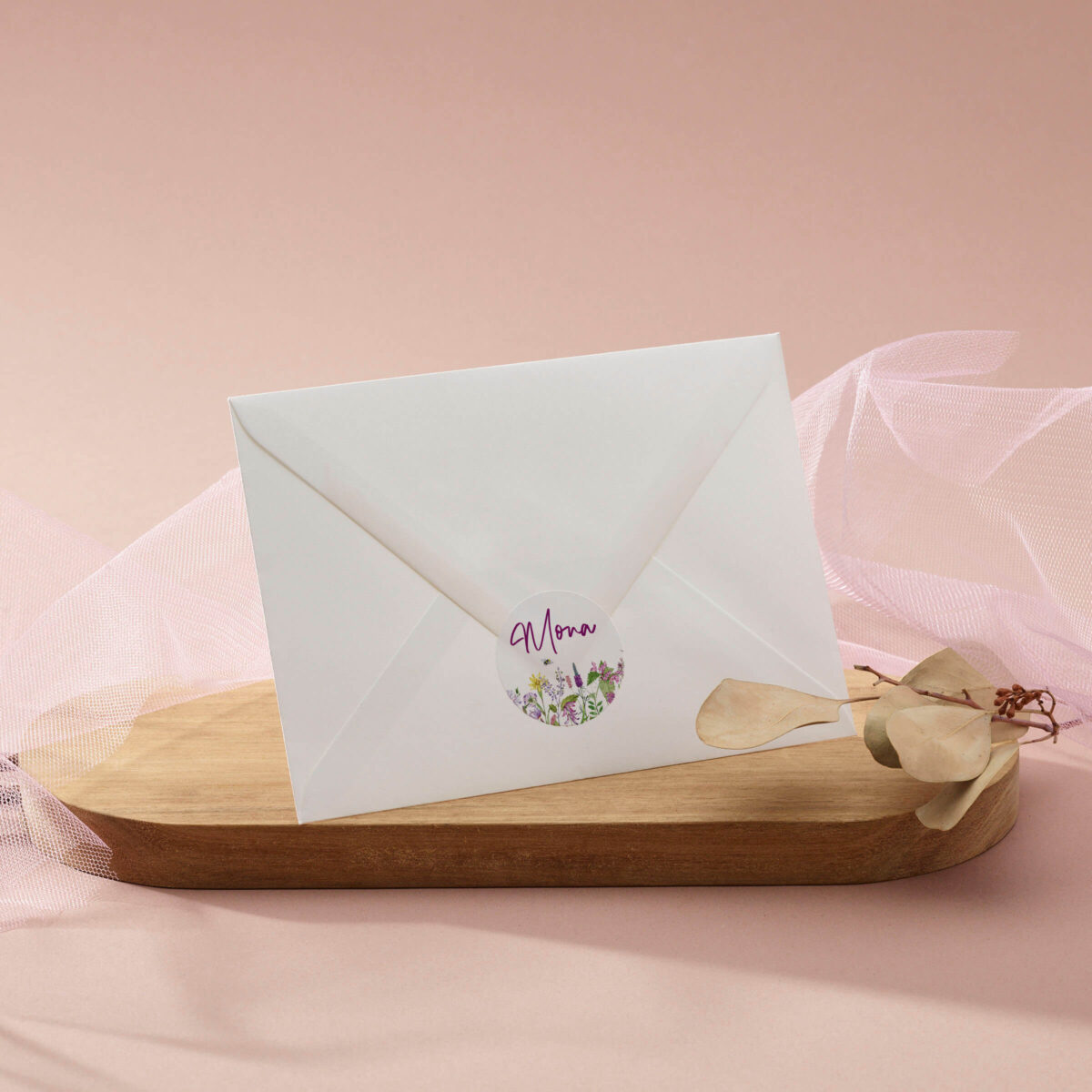 ronde sticker field of lilac met geschilderde veldbloemen en naam in paars op envelop