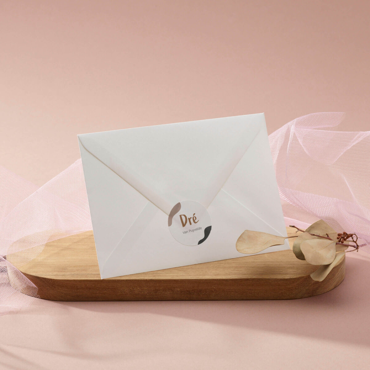 ronde sticker sweet bliss met warme abstracte illustratie en naam op envelop