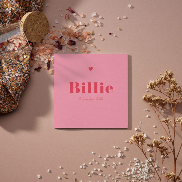 voorzijde geboortekaartje shades of pink met kleurrijke achtergrond en contrasterende naam met hartje