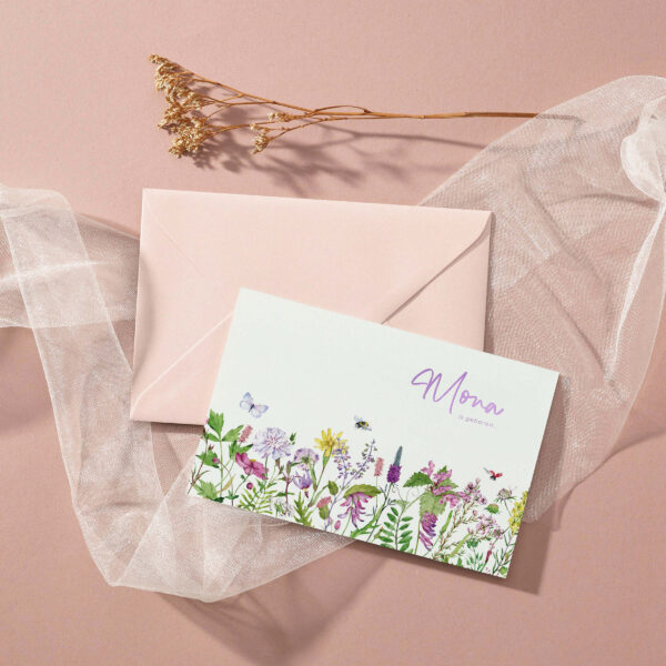 voorzijde geboortekaartje field of lilac met geschilderde veldbloemen en naam in lila folie
